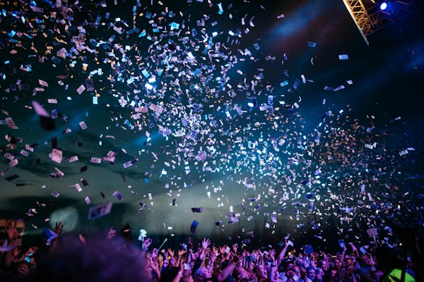 Party live show with confetti